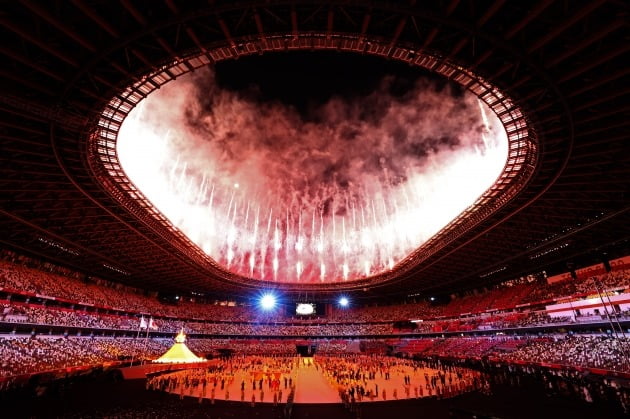 일본 도쿄 신주쿠 국립경기장에서 7월 23일 열린 2020 도쿄 올림픽 개막식에서 성화에 점화된 뒤 폭죽이 터지고 있다. / 연합뉴스