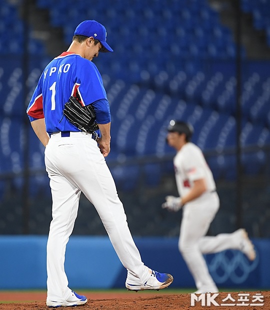 야구대표팀 투수 고영표가 31일 일본 요코하마 스타디움에서 열린 2020 도쿄올림픽 미국과의 경기에서 4회말 역전 2점 홈런을 허용한 뒤 아쉬워하고 있다. 사진(일본 요코하마)=천정환 기자