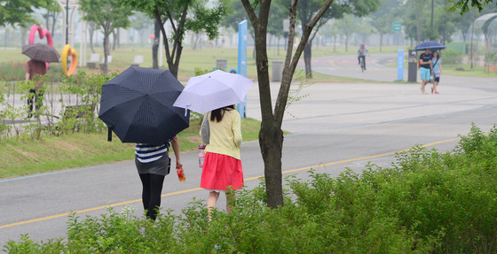 서울 여의도 한강공원을 찾은 시민들이 우산을 쓴 채 산책을 하고 있다. /사진=뉴스1DB