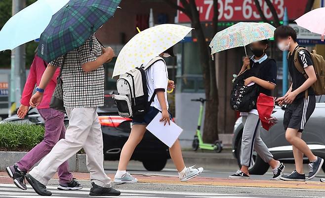 31일은 전국 대부분 지역에 비가 내리겠다. 사진은 지난 5일 대구 도심 횡단보도에서 우산을 쓴 시민이 이동하는 모습. /사진=뉴스1