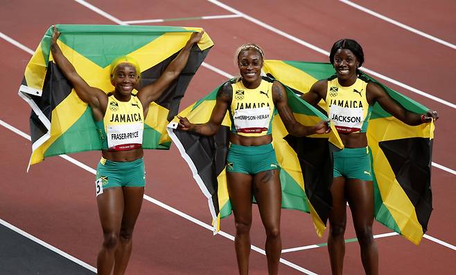 여자 100m 메달을 싹쓸이한 자메이카 선수들. 왼쪽부터 은메달 프레이저-프라이스, 금메달 톰프슨, 동메달 잭슨. [로이터]
