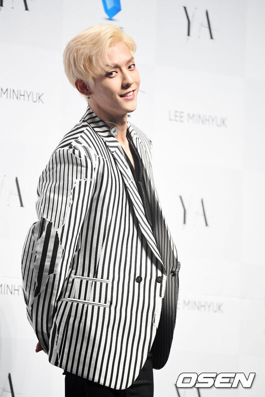 Group BtoB member Lee Min-hyuk has been diagnosed with COVID-19 cure, and has revealed the process of fighting directly to fans.Lee Min-hyuk has been communicating with fans on the 30th of last month by conducting SNS live.COVID-19 As I was worried about being confirmed, I gave my fans a recent update after curing.Lee Min-hyuk said, I was discharged today. I came back because of my support.Lee Min-hyuk explained that he was told whether he was going to a living isolation facility or a hospital, but his body temperature continued to rise from 39 degrees to 40 degrees, so he was hospitalized in an ambulance at dawn.Lee Min-hyuk said, I was sober for a week. Seven to eight days after the symptoms, I had a fever of 39 degrees.The temperature was 38 degrees, 38.5 degrees, even when I was given the antipyretics, he said. High fever, headaches, and Cough were so bad.My head was hurting like a broken head. Lee Min-hyuk said, Now that I have a pneumonia, I have a pneumonia, and I have a Cough left because of it. I have been treated well at Hospital and I have been discharged from the hospital.I will be good at managing so that there will be no aftereffects, and I will eat well with the prescribed medicine. Lee Min-hyuk said, I prepared for body profile shooting and worked hard on Exercise, weighing about 62kg without body fat, and was 58kg after discharge.I do not think I have a lot of muscles because I can not do Exercise. Lee Min-hyuk was previously confirmed COVID-19 on the 17th.Earlier, the vocal coach was diagnosed with COVID-19 and conducted a preemptive test. As a result, he was diagnosed with a negative test and was self-examination. However, he then conducted a PCR test with Cough and fever symptoms on the 16th.DB.
