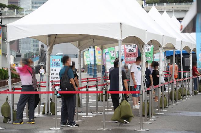 31일 오전 서울역 광장에 마련된 중구임시선별검사소에서 시민들이 검사를 받기 위해 기다리고 있다. 연합뉴스