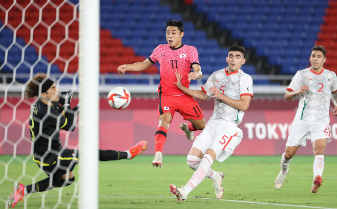 이동준이 31일 일본 요코하마 인터내셔널스타디움에서 열린 2020 도쿄올림픽 남자축구 8강 멕시코와 경기에서 슈팅하고 있다.    요코하마 | 연합뉴스