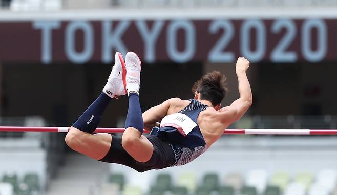 ▲ 진민섭이 31일 일본 도쿄 올림픽스타디움에서 열린 도쿄올림픽 육상 남자 장대높이뛰기 예선에서 바를 넘고 있다. ⓒ연합뉴스