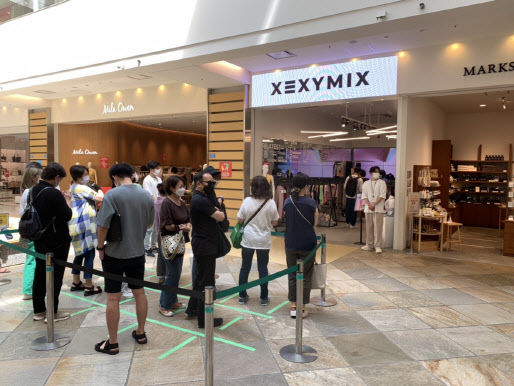 젝시믹스 일본 ‘라조나 가와사키 플라자’ 팝업스토어에 입장하기 위해 고객이 대기하고 있다(사진=브랜드엑스코퍼레이션)