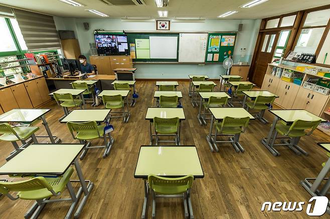 서울 성동구 한 초등학교에서 교사가 원격수업을 진행하고 있다. 2021.7.14/뉴스1 © News1 사진공동취재단