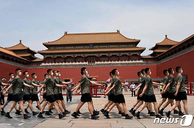 중국 수도 베이징에 위치한 자금성 앞에서 중국 인민해방군이 행진을 하고 있다. 2021.06.12 © AFP=뉴스1