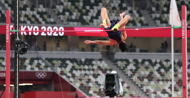 도쿄올림픽 남자 높이뛰기 우상혁이 1일 도쿄 올림픽스타디움에서 열린 결선에서 한국신기록 2m35를 뛰어넘고 있다.  도쿄 | 연합뉴스