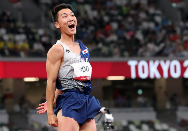 도쿄올림픽 남자 높이뛰기 우상혁이 1일 도쿄 올림픽스타디움에서 열린 결선에서 한국신기록 2m35를 성공한 후 환호하고 있다.  도쿄 | 연합뉴스