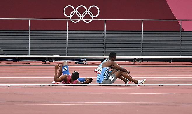 1일 저녁 8시 45분, 도쿄 올림픽 주경기장에서 남자 육상 800m 준결승 3조 경기가 치러졌다. 5레인 이사야 주이트(24·미국·왼쪽)가 중심을 잃고 바닥에 넘어졌고, 바로 뒤에서 달리던 3레인의 니젤 아모스(27·보츠와나·오른쪽)도 뒤엉켜 쓰러졌다./신화 연합뉴스