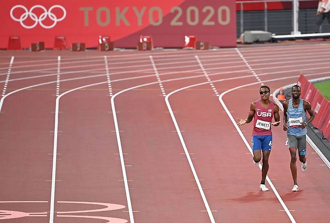 1일 저녁 8시 45분, 도쿄 올림픽 주경기장에서 남자 육상 800m 준결승 3조 경기가 치러졌다. 5레인 이사야 주이트(24·미국·왼쪽)가 중심을 잃고 바닥에 넘어졌고, 바로 뒤에서 달리던 3레인의 니젤 아모스(27·보츠와나·오른쪽)도 뒤엉켜 쓰러졌다./신화 연합뉴스