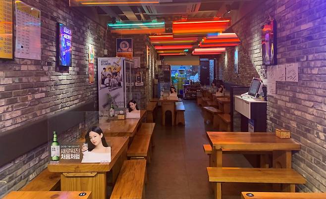 올림픽 경기가 한창이던 7월 31일 저녁 서울 을지로의 호프집이 텅 비어 있다.