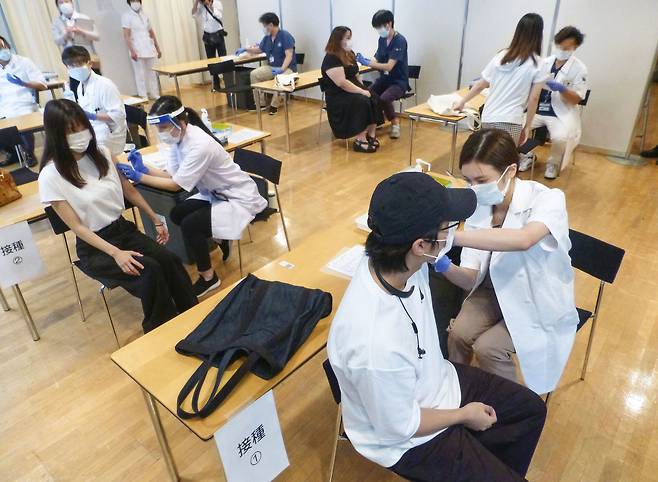2021년 6월 21일 일본 도쿄도 지요다구의 한 대학 캠퍼스에서 학생들이 코로나19 백신을 맞고 있다. /연합뉴스