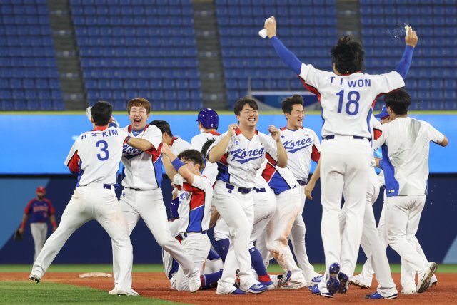 1일 저녁 일본 가나가와현 요코하마 스타디움에서 열린 ‘2020 도쿄올림픽’ 대한민국과 도미니카공화국의 야구경기에서 9회말 역전승을 거둔 한국 대표팀 선수들이 기뻐하고 있다. 2021.8.1/뉴스1