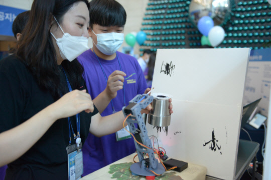 포스코ICT AI 챌린지에 참가한 학생들이 직접 만든 AI(인공지능) 작품을 선보이고 있다. 포스코ICT 제공