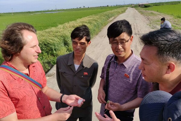 아마엘 볼체(맨 왼쪽) 교수가 북한의 농경 지대에서 현지 관계자들과 함께 양서류 현장 조사를 하고 있다. 사진 새와 생명의 터 제공