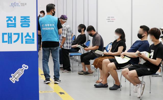 서울 영등포구 구민회관에 마련된 코로나19 백신 예방접종센터에서 지난달 30일 시민들이 접종 순서를 기다리고 있다. 뉴스1