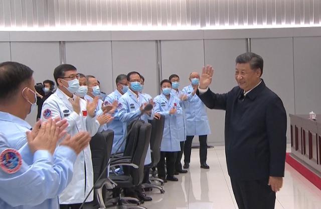 시진핑(맨 오른쪽) 중국 국가주석이 6월 23일 베이징의 우주비행통제센터를 방문해 기술진과 관계자들을 격려하고 있다. 베이징=AFP 연합뉴스