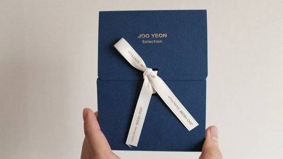 모모스커피에서 내놓은 엘 소코로 농장의 워시드 게이샤의 패키지 모습. 과테말라 CEO에서 1위를 차지한 원두를 비싼 가격에 낙찰 받았는데, 판매 가격은 드립 커피 1잔 분량인 20g에 2만2000원이다. 2019년 월드바리스타 챔피언십에서 한국 최초로 챔피언에 오른 전주연 바리스타가 이름을 걸고 운영하는 만큼, 좋은 품질의 커피를 판매하는 것으로 명성이 자자하다. [사진 윤석준]