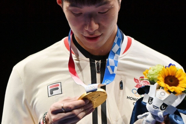 지난 26일 열린 2020 도쿄올림픽 남자 플뢰레 개인전에서 홍콩 펜싱 역사상 처음으로 올림픽 금메달을 딴 에드가 청카롱. /AF