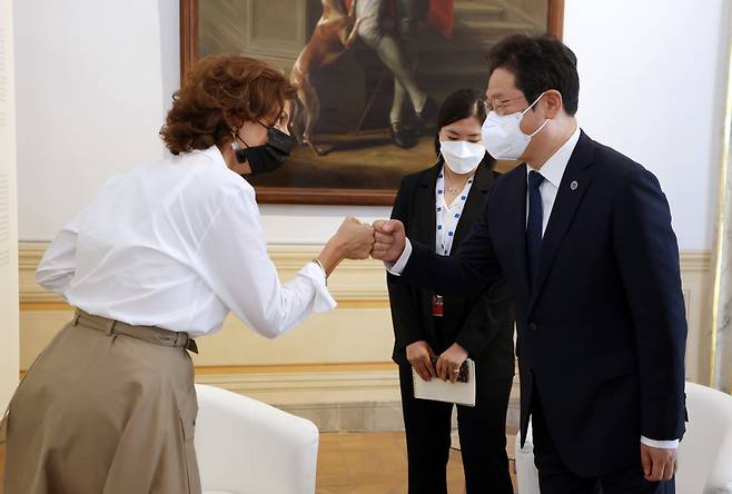 Culture Minister Hwang Hee meets with UNESCO Director-General Audrey Azoulay at Barberini Palace, Italy, on Friday. (Yonhap)