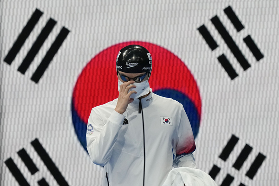 Hwang Sun-woo arrives for a men's 100-meter freestyle semifinal at the 2020 Summer Olympics on July 28 in Tokyo, Japan. [AP/YONHAP]