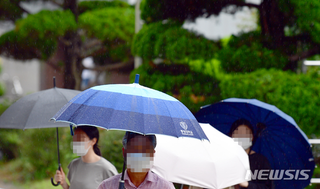 [광주=뉴시스]류형근 기자 = 장맛비가 내리는 5일 오후 광주 동구 전남대학교병원에서 시민들이 우산을 쓴 채 발걸음을 옮기고 있다. 2021.07.05. hgryu77@newsis.com