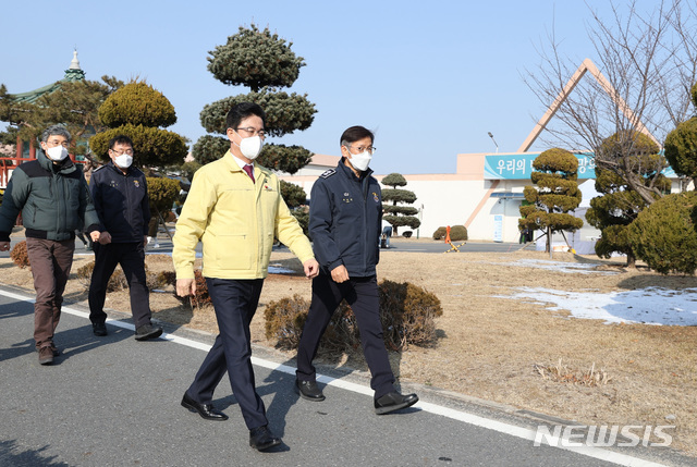 [대전=뉴시스]허태정 대전시장이 대전교도소를 방문해 코로나19 대응 실태를 점검하고 있다. (사진=뉴시스DB)