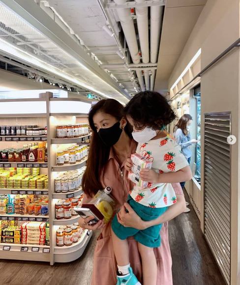 Lee Si Young Son In One Hand Shops Health Beauty Itself