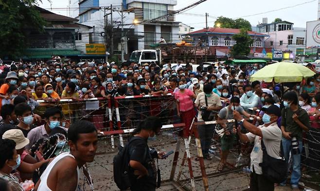 지난6월 30일(현지시간) 미얀마 양곤의 인세인 교도소 밖에서 수감자들의 석방을 기다리는 주민들. 양곤(미얀마)=AP/뉴시스