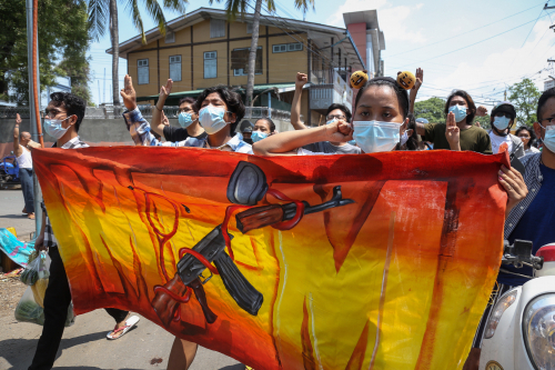 지난 11일 미얀마 제2 도시 만달레이에서 군정 규탄 시위대가 플래카드를 앞세우고 거리 행진을 벌이고 있다. /EPA연합뉴스
