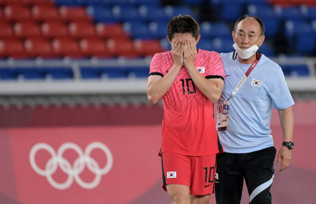 김학범(오른쪽) 감독이 지난달 31일 도쿄 올림픽 남자 축구 8강전에서 멕시코에 진 뒤 눈물을 흘리는 이동경을 위로하고 있다. /요코하마=권욱 기자