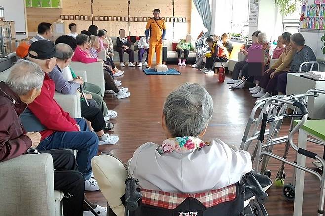 소방안전교육 받는 노인들 (남양주=연합뉴스) 2019년 5월 경기 남양주시의 한 요양시설에서 김병현씨가 노인들에게 소방안전교육을 하고 있다. 2021.8.1 [김병현씨 제공. 재판매 및 DB 금지]