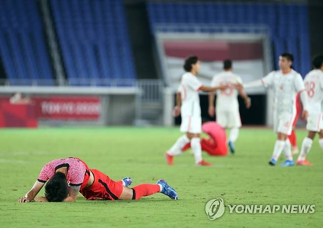 [올림픽] 한국 축구, 8강서 탈락 (요코하마=연합뉴스) 이지은 기자 = 31일 요코하마 국제경기장에서 열린 도쿄올림픽 남자축구 8강전 대한민국과 멕시코의 경기. 
    멕시코에 3대6으로 패해 4강 진출이 좌절된 한국 대표팀이 아쉬워하고 있다. 2021.7.31 jieunlee@yna.co.kr