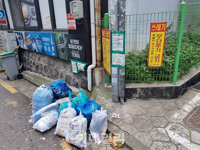 서울 서대문구에 위치한 골목길의 모습. ‘무단투기’ 경고 안내판에도 불구하고 쓰레기 더미가 쌓여 있다.(사진=조민정 기자)