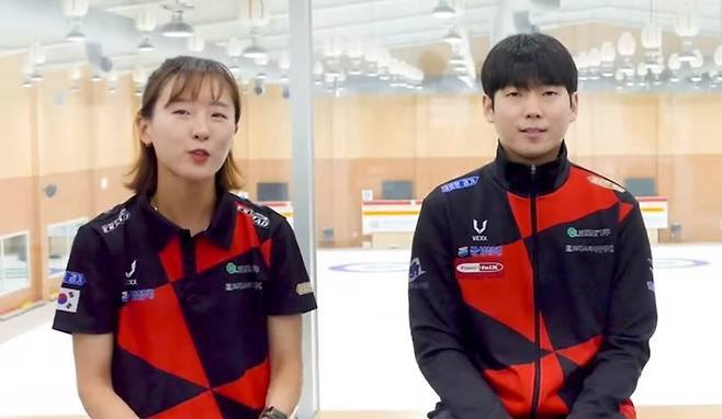 경기도컬링연맹G 김은지·정영석이 '2021 KB금융 한국컬링선수권대회 : 믹스더블'에서 정민재·김효준(경북연맹A)를 누르고 기사회생하고 있다. [사진=대한컬링연맹 컬링TV 캡처]