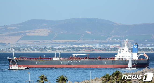 오만 해안에서 공격 받은 이스라엘 선박 머서 스트리트호. © 로이터=뉴스1 © News1 이정후 기자