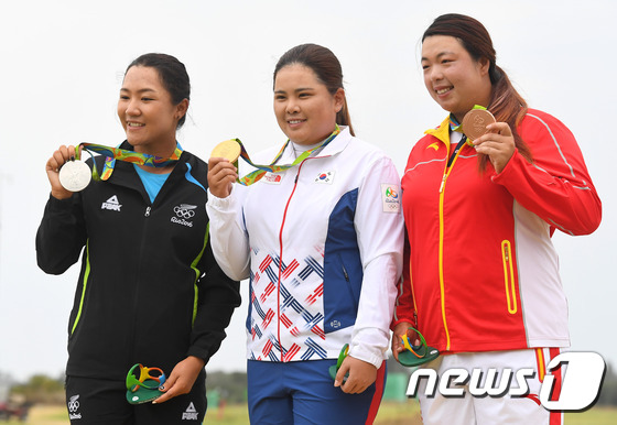 박인비(가운데)가 2020 도쿄 올림픽 여자 골프 1라운드에서 리디아 고(왼쪽), 펑산산과 함께 경기를 치른다. /뉴스1 © News1 이광호 기자