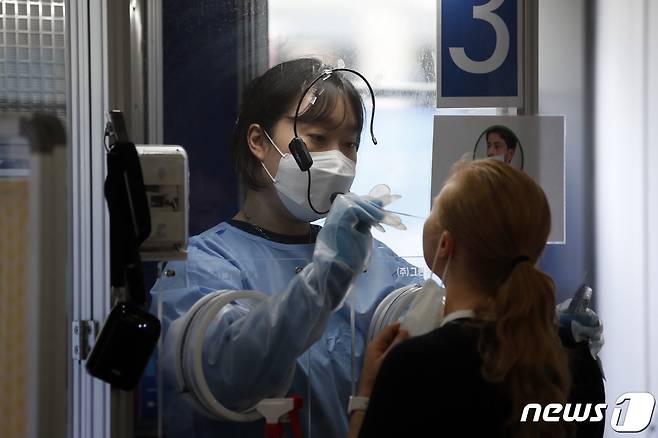 서울 동작구 보건소에 마련된 신종 코로나바이러스 감염증(코로나19) 선별진료소에서 검체 채취가 진행되고 있다.© News1 이승배 기자