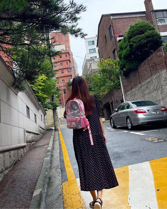 Actor Park Sol-mi showed back-to-back fashion in three weeksOn the 2nd, Park Sol-mi posted several photos on Instagram, saying, I have been to # 3 in 3 weeks and I am going to tea time with the first.The photo shows Park Sol-mi walking with her daughters bag instead.Park Sol-mi, who is showing off a so-called light-waisted fashion, boasted a perfect body wearing a long skirt on the day.Meanwhile, Park Sol-mi has two girls in 2013 with Actor Han Jae-suk and marriage.Currently, he is working as a narrator for KBS 2TV Superman Returns with his best friend.