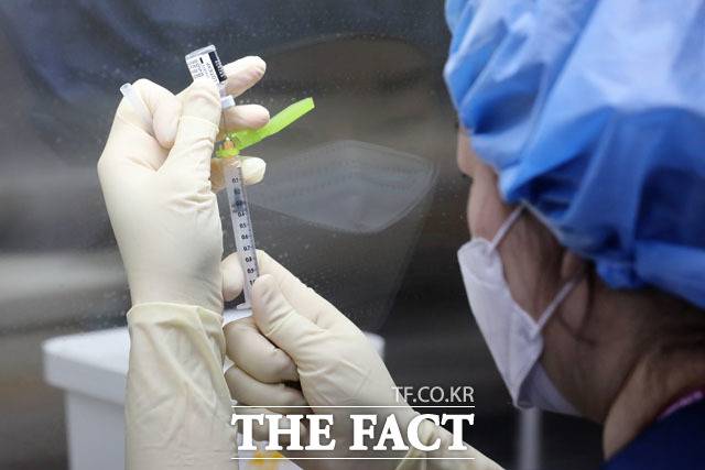 미국 제약 업체 화이자와 모더나가 유럽연합(EU)에 공급하는 코로나19 백신 가격을 각각 25%, 10% 인상했다. /사진공동취재단