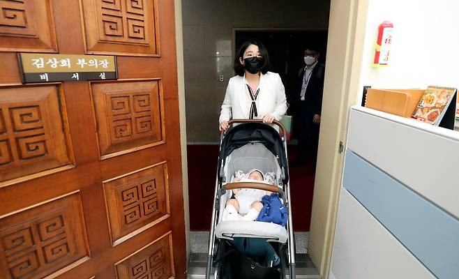 기본소득당 용혜인 의원이 지난달 5일 출산 후 서울 영등포구 국회에 출근해 김상희 국회부의장을 예방하기 위해 아이와 함께 부의장실로 들어서고 있다. /연합뉴스
