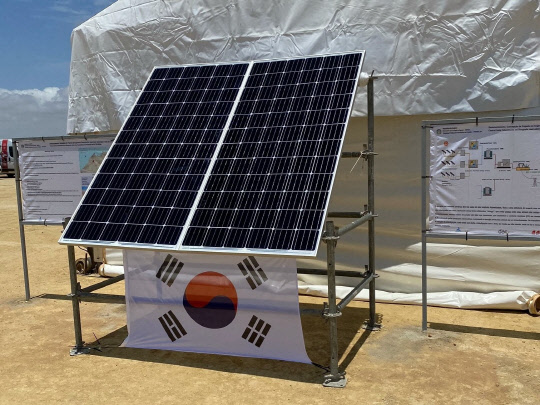 앙골라 공공 태양광 사업 행사장에 설치된 한화큐셀 태양광 모듈. <한화큐셀 제공>