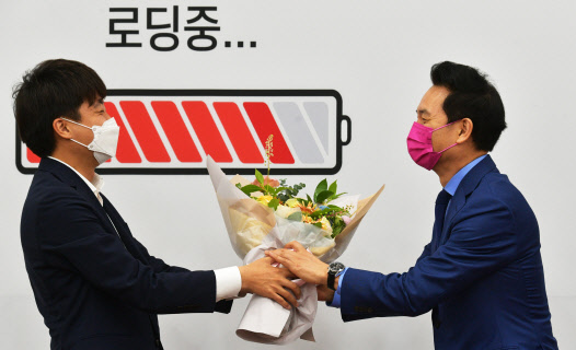 장성민(오른쪽) 전 의원이 2일 국회에서 열린 국민의힘 입당식에서 이준석 대표로부터 환영 꽃다발을 받고 있다. 연합뉴스