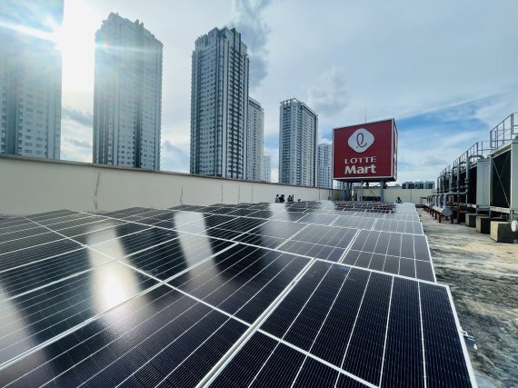 롯데마트가 베트남 호치민시에 위치한 남사이공점 매장 옥상에 1765㎡ 면적 규모의 태양광 발전 설비를 설치했다고 2일 밝혔다. 롯데마트 제공.