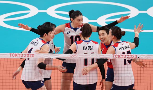 한국 배구대표팀 선수들이 2일 일본 도쿄 아리아케 아레나에서 열린 2020 도쿄올림픽 여자 배구 조별리그 A조 5차전 세르비아와의 경기에서 득점에 성공한 후 기뻐하고 있다. 이미 8강 진출을 확정한 한국은 이날 0-3으로 패하며 조 3위를 확정했다. 도쿄=뉴스1