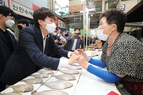 국민의힘 이준석 대표가 지난달 7일 오후 대구 서문시장을 찾아 상인들에게 인사하고 있다. 연합뉴스