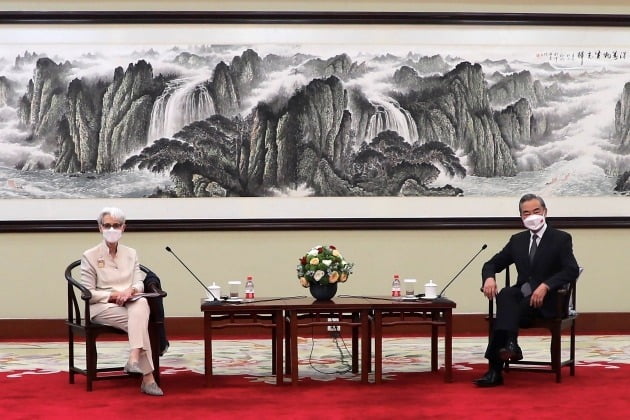 웬디 셔먼 미국 국무부 부장관이 지난달 26일 중국 톈진에서 왕이 중국 외교부장 겸 외교담당 국무위원과 면담하고 있다./ AP연합뉴스