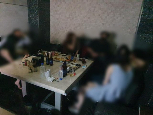 지난달 30일 밤 11시쯤 충남 천안의 한 유흥업소에서 손님과 종업원들이 술을 마시고 있다(천안서북경찰서 제공). 연합뉴스